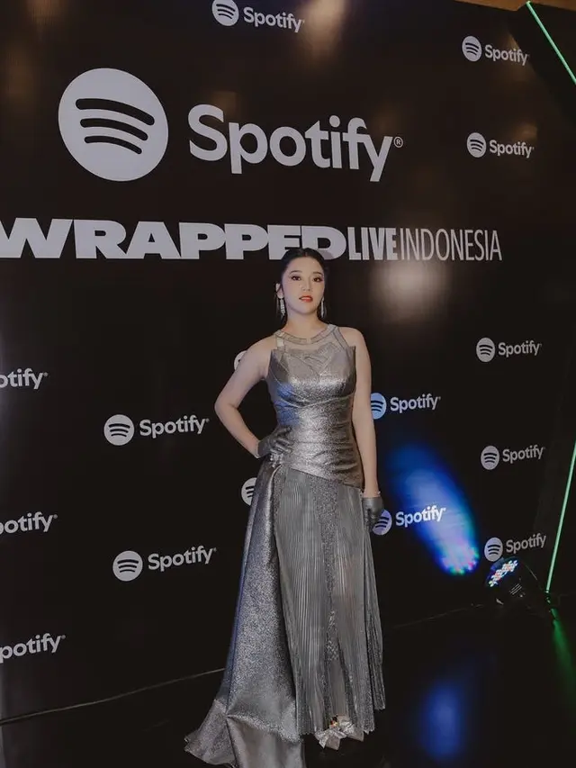 Tampilan Menawan Para Musisi Wanita Hadiri Acara Spotify.