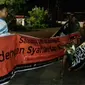 Penurunan atribut khilafah yang diduga dipasang oleh HTI Cilacap. (Foto: Liputan6.com/Banser Cilacap/Muhamad Ridlo)