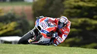 Pembalap Ducati, Andrea Dovizioso beraksi pada latihan bebas MotoGP Australia 2017 di Sirkuit Phillip Island, Jumat (20/10/2017). (PAUL CROCK / AFP)