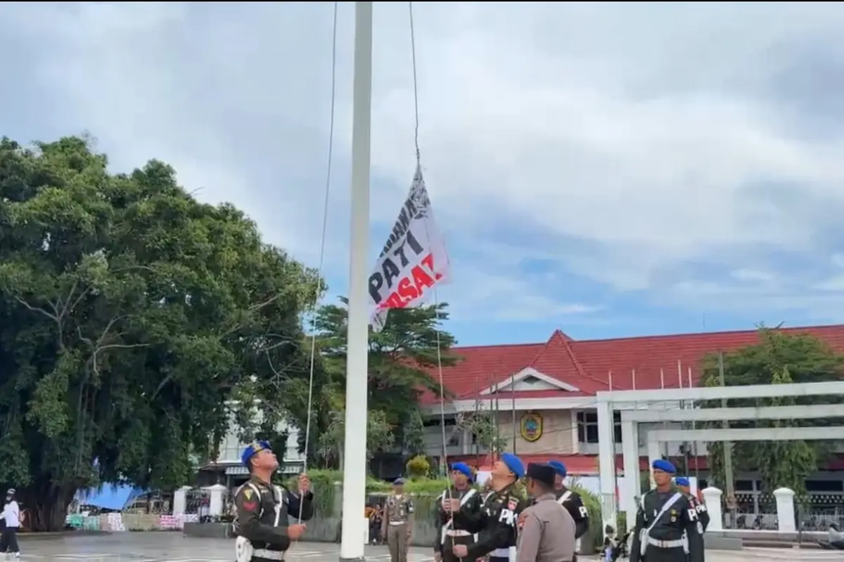 Polisi Turunkan Bendera Aliansi Masyarakat Pati Bersatu di alun-alun