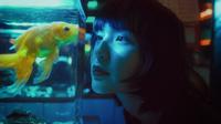 Ilustrasi diri sendiri, merenung, berpikir, sisi gelap. (Photo by Khoa V&otilde;: https://www.pexels.com/photo/ethnic-woman-looking-at-fish-in-aquarium-4958618/)