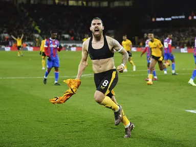 Pemain Wolverhampton Wanderers Ruben Neves merayakan gol ke gawang Crystal Palace lewat tendangan penalti pada pertandingan sepak bola Liga Inggris di Stadion Molineux, Wolverhampton, Inggris, Selasa (25/4/2023). (David Davies/PA via AP)