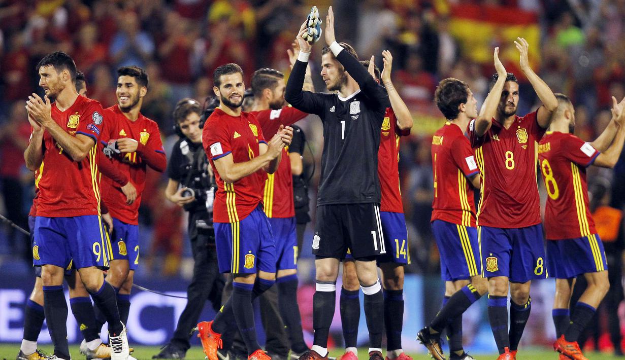 Para pemain Spanyol merayakan kemenangan atas Albania pada laga Kualifikasi Piala Dunia 2018 di Stadion Rico Perez, Jumat (6/10/2017). Spanyol menang 3-0 atas Albania. (AP/Alberto Saiz)