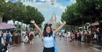 Libur ke Disneyland, Marsha Aruan memilih tampil santai mengenakan atasan kaos putih lengan pendek dipadukan celana pendek dan sneakersnya. [@aruanmarsha]