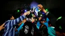 Pegulat yag dikenal Mosco X-Fly dikerumuni penonton saat memasuki ring dalam pertandingan gulat ekstrim di Arena Neza di pinggiran Mexico City, Meksiko (28/10). (Reuters/ Carlos Jasso)