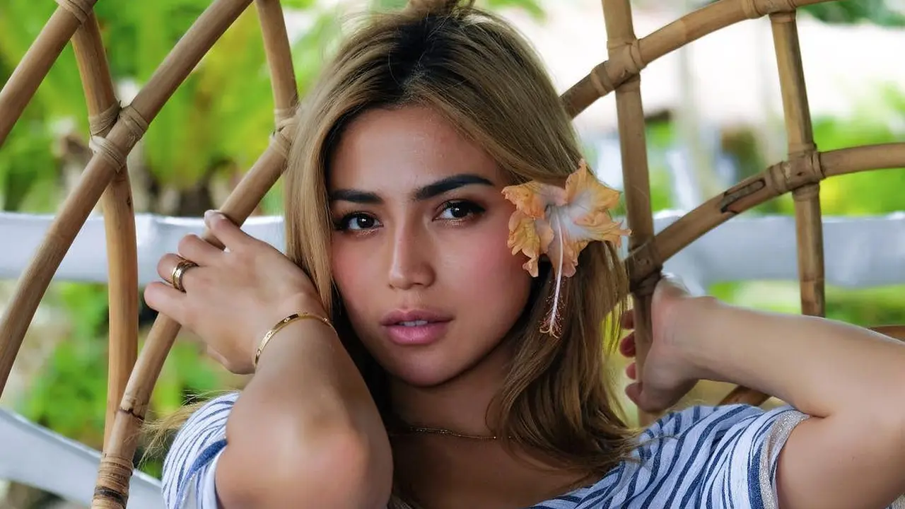 [Bintang] Cantik Menawan, Ini 8 Foto Liburan Jessica Iskandar di Mentawai