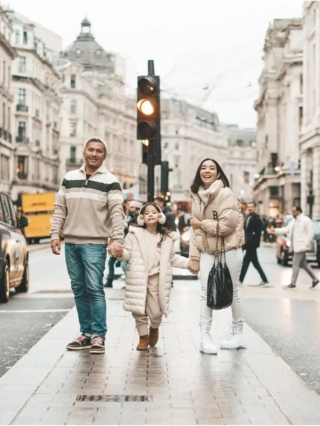 7 Potret Liburan Gading Marten Bersama Gisel dan Gempi di London