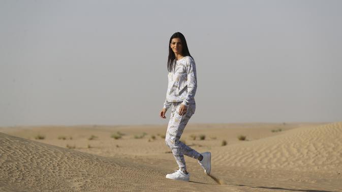 Model Israel May Tager berjalan di atas gurun pasir saat pemotretan di Dubai, Uni Emirat Arab, 8 September 2020. May Tager berpose dengan piyama sederhana selama pemotretan di gurun pasir Uni Emirat Arab. (AP Photo/Kamran Jebreili)