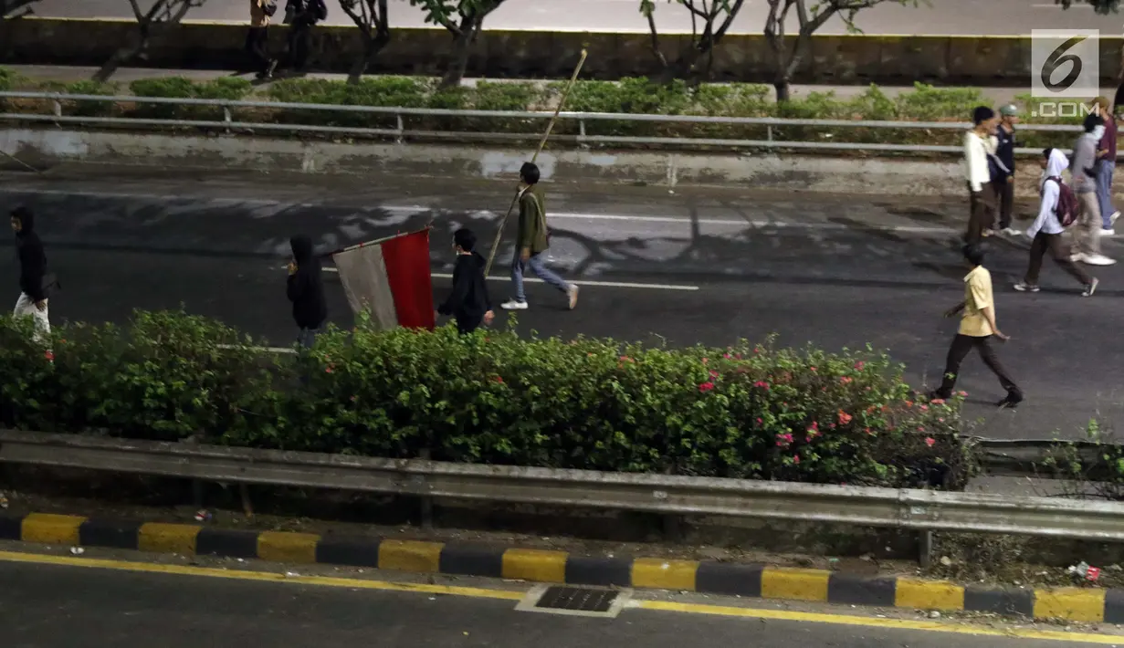 Massa berjalan di Jalan Tol Dalam Kota di sekitar ruas jalan Gatot Subroto, Jakarta, Rabu (29/9/2019). Massa yang rata-rata berseragam sekolah dan pramuka bentrok dengan petugas sehingga jalan depan Kompleks Parlemen lumpuh. (Liputan6.com/Helmi Fithriansyah)