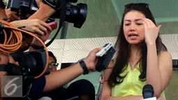 Artis Velove Vexia saat keluar dan diwawancarai wartawan di Gedung KPK, Jakarta, Senin (27/7/2015). Namun, kedatangan Velove untuk menemui OC Kaligis kembali ditolak oleh pihak KPK karena masih ada pemeriksaan. (Liputan6.com/Yoppy Renato)