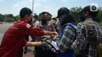 Polisi membubarkan paksa peserta aksi tolak monopoli tanah dan pangan di depan Gedung Istana Negara, Jakarta, Kamis (23/9/2021). Aksi memperingati Hari Tani Nasional 2021 dan merespons KTT UN-FSS yang membahas sistem pangan itu berakhir ricuh dan dibubarkan paksa polisi. (merdeka.com/Imam Buhori)