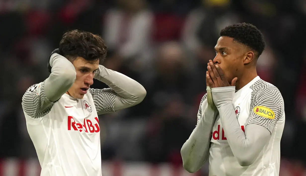 Pemain Salzburg Nicolas Capaldo (kiri) dan Chukwubuike Adamu bereaksi saat melawan Bayern Munchen pada pertandingan leg kedua babak 16 besar Liga Champions di Munich, Jerman, 8 Maret 2022. Bayern Munchen menang 7-1. (AP Photo/Matthias Schrader)