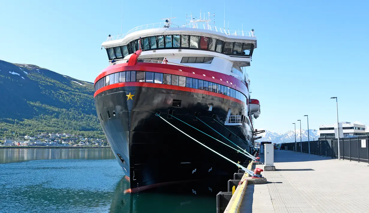 Kapal pesiar MS Roald Amundsen tiba di Tromsoe, Norwegia utara, pada 3 Juli 2019. MS Roald Amundsen mampu membawa 500 penumpang dan dirancang untuk berlayar saat cuaca tak bersahabat. (Rune Stoltz Bertinussen / NTB scanpix via AP)