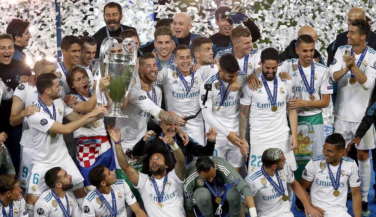 Gelandang Real Madrid, Luka Modric, bersama rekan-rekannya merayakan gelar juara Liga Champions ke-13 usai mengalahkan Liverpool di Stadion Olimpiyskiy, Kiev, Sabtu (26/5/2018). Madrid menang 3-1 atas Liverpool. (AP/Darko Vojinovic)