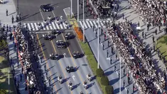 Ribuan warga menyaksikan parade Kaisar Naruhito dan Permaisuri Masako di Tokyo, Jepang, Minggu (10/11/2019). Diperkirakan sebanyak puluhan ribu warga memadati rute yang dilalui Kaisar Naruhito dan Permaisuri Masako. (Shinji Kita/Kyodo News via AP)