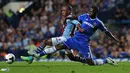 Duel perebutan bola antara Ramires dengan Fabian Delph dalam pertandingan Liga Inggris antara Chelsea melawan Aston Villa di Stadion Stamford Bridge, London Rabu 21 Agustus 2013. (AFP/Carl Court)