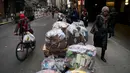 Tumpukan sampah terlihat di trotoar di Lower Manhattan, New York City (22/2). Dengan menggunakan data dari Environmental Protection Agency memberi peringkat New York City sebagai kota paling kotor di negara tersebut. (AFP Photo/Drew Angerer)