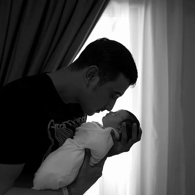 6 Potret Ali Syakieb Momong Sang Buah Hati, Ayah Idaman