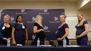 Sebagian dari 16 suster di bagian gawat darurat yang sedang hamil bersamaan ketika konferensi pers di sebuah rumah sakit di Mesa, Arizona, 17 Agustus 2018. Jumlah itu setara dengan 10% dari seluruh suster yang bertugas di bagian UGD. (AP/Ross D. Franklin)