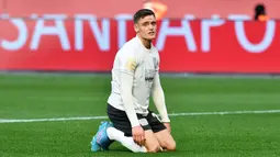 Wonderkid Bayer Leverkusen ini harus mengubur mimpinya untuk tampil di Piala Dunia. Hansi Flick terpaksa mengabaikan talentanya yang luar biasa dari Florian Wirtz lantaran sang pemain sedang cedera lutut parah pada Maret lalu dan tak akan pulih tepat waktu untuk bermain di Piala Dunia 2022. (AFP/Uwe Kraft)