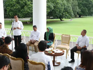 Presiden Joko Widodo berbincang dengan para pelaku bisnis industri kopi Tanah Air saat Ngopi Sore di Istana Bogor, Jawa Barat, Minggu (1/10). Acara Ngopi Sore ini untuk mendorong dan memotivasi pebisnis kopi. (Liputan6.com/Angga Yuniar)