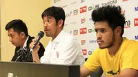 Pelatih Semen Padang, Nilmaizar, dan Novan Setya Sasongko (kanan) saat sesi jumpa pers seusai laga Bali United vs Semen Padang, Kamis (4/5/2017). (Bola.com/Muhammad Qomarudin)