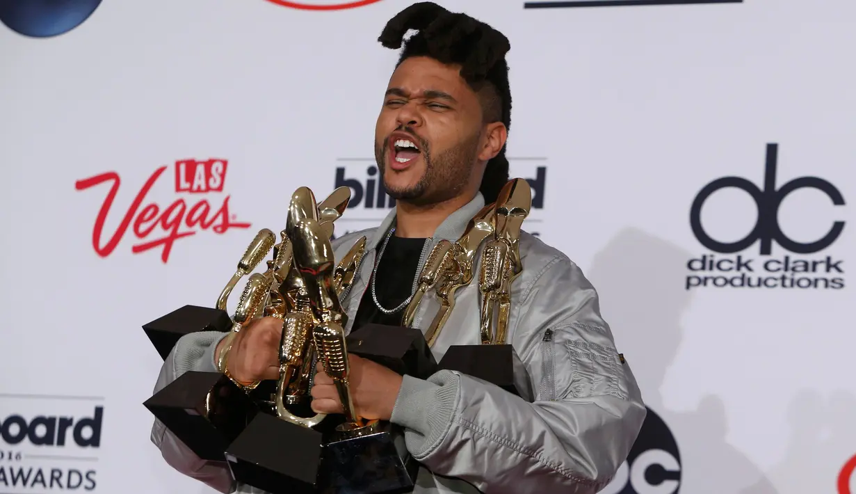 Penyanyi The Weeknd  berhasil meraih Top Streaming Song (Audio), Top R&B Album, Top R&B Artist, Top Streaming Songs Artist, Top Radio Songs Artist, Top Song Sales Artist, Top Hot 100 Artist, dan Top R&B Song di Las Vegas, (22/5).   ( REUTERS/Steve Marcus)