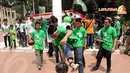 Aksi jugling pemilih muda PPP memeriahkan kegiatan kampanye umum terbuka PPP di Tugu Proklamasi Jakarta (Liputan6.com/Helmi Fithriansyah)