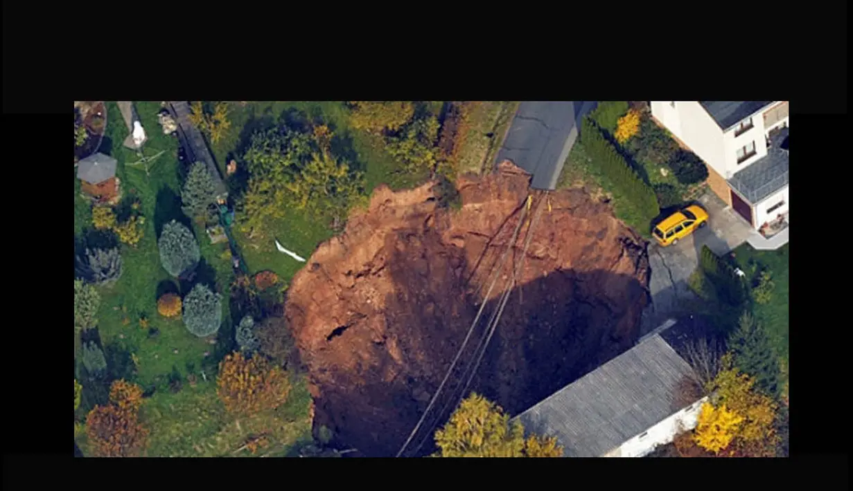 Wolfgang Peter yang tinggal di kota Schmalkalden, Jerman, terbangun jam tiga pagi pada 1 November 2010. Ternyata, setengah garasinya sudah ambles ke bumi sedalam 19,8 meter. (Istimewa)