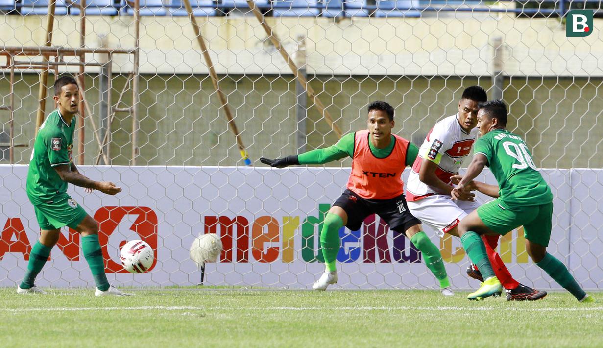 Kiper Madura United (MU), Muhammad Ridho, terlihat memakai rompi berwarna merah muda. (Bola.com/M Iqbal Ichsan)