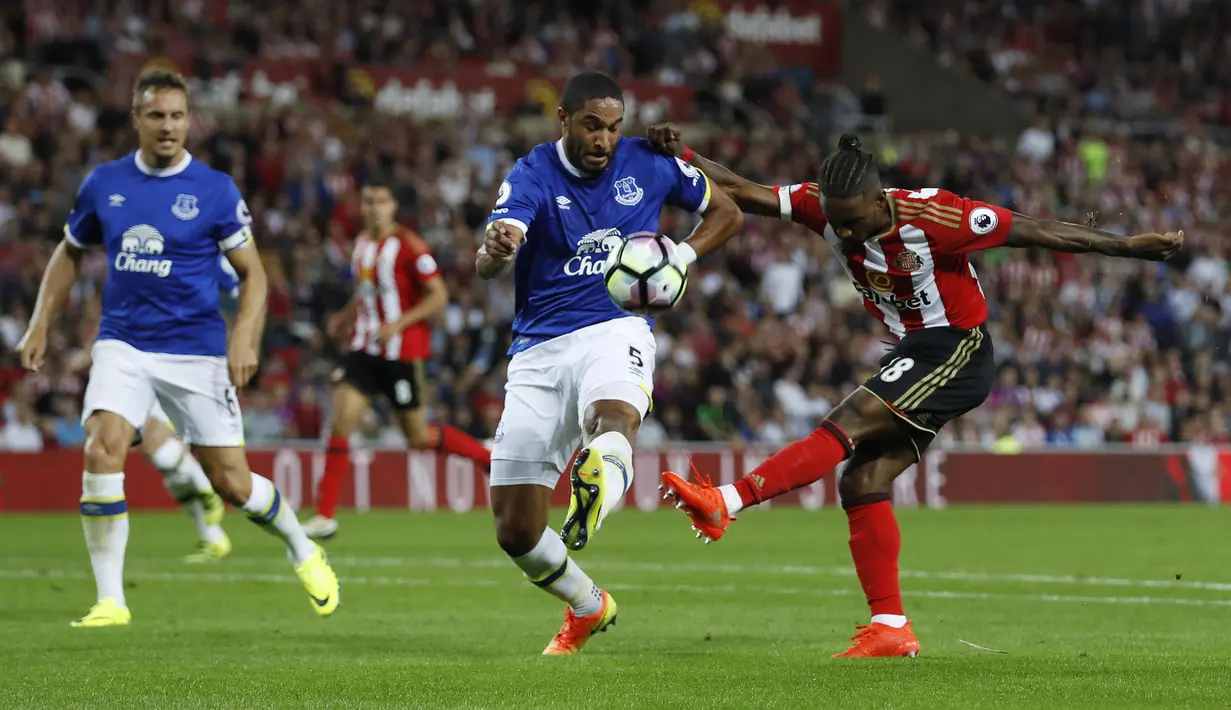Pemain Sunderland, Jermain Defoe (kanan)  mencoba melepaskan tembakan melewatihadangan pemain Everton, Ashley Williams pada lanjutan Premier League di Stadium of Light, Sunderland (13/9/2016)dini hari WIB.  (Reuters/Lee Smith)