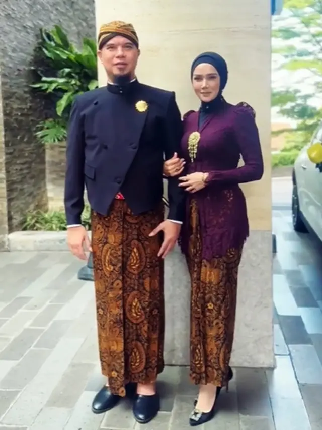 6 Outfit Batik Kantor Wanita Berjilbab ala Mulan Jameela, Elegan dan Stylish