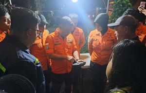 Tim SAR mencari kakek hilang di perkebunan tomohon. (istimewa)