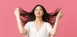 Cara sederhana merawat rambut panjang yang kering agar tetap lembut, sehat, dan terjaga kelembabannya melalui langkah perawatan harian yang efektif. (Foto: benzoix/Freepik)