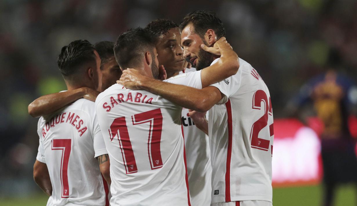 Para pemain Sevilla merayakan gol yang dicetak oleh Pablo Sarabia ke gawang Barcelona pada laga Piala Super Spanyol di Stadion Ibn Batouta, Tangiers, Minggu (12/8/2018). Barcelona menang 2-1 atas Sevilla. (AP/Mosa'ab Elshamy)