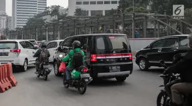 Beberapa pekerja sedang menyelesaikan pembangunan Halte TransJakarta di Tosari, Jalan Thamrin, Jakarta, Kamis (15/8/2019).  (Liputan6.com/Faizal Fanani)