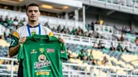 Rekrutan baru Persebaya Surabaya di tengah musim 2025/2026, Gustavo Fernandes. (IG: Persebaya)