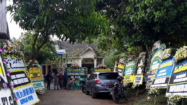 Karangan Bunga dari Jokowi untuk Polisi Gugur di Tragedi Mako Brimob. (Liputan6.com/Achmad Sudarno)