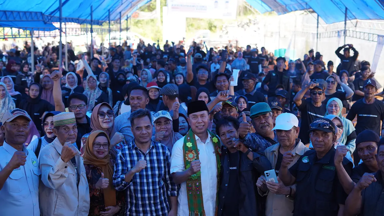 Bakal calon gubernur Sulawesi Tenggara, Andi Sumangerukka bersilahturahmi dengan warga di kecamatan Molawe, Konawe Utara.