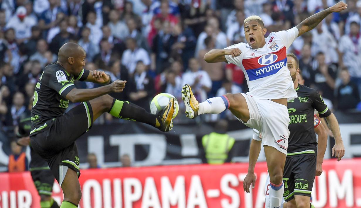 Penyerang Lyon, Mariano Diaz (kanan) menyumbangkan tujuh gol dan berada pada peringkat empat deretan top scorer Liague 1 Prancis. (AFP/Jean-Philippe Ksiazek)