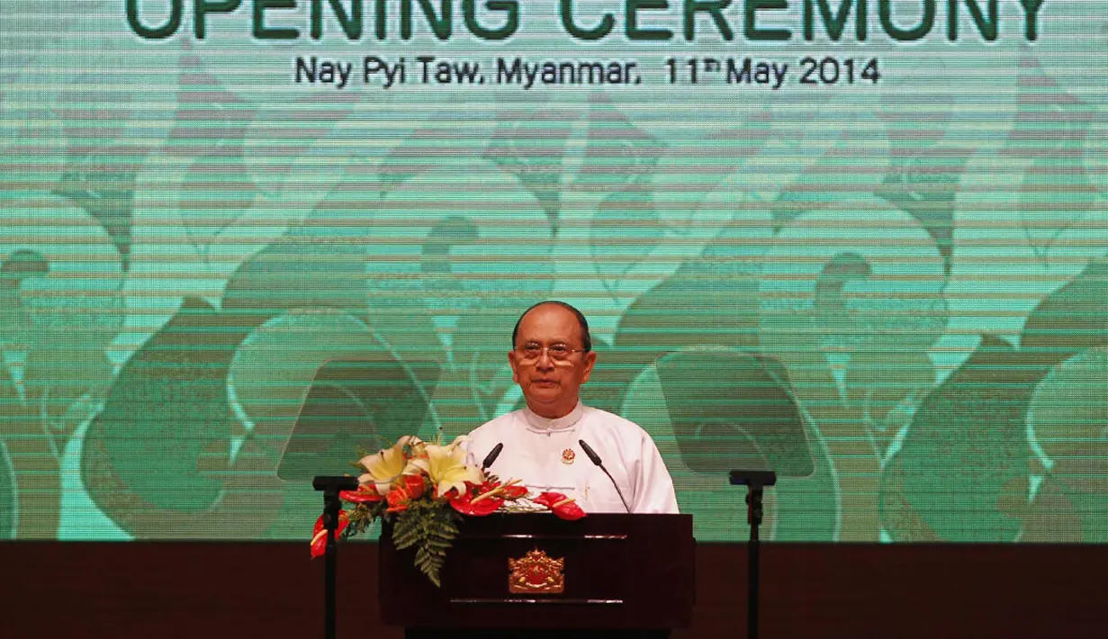Presiden Myanmar, Thein Sein, menyampaikan pidato saat upacara pembukaan KTT ASEAN ke-24 di Naypyidaw, Myanmar, (11/5/2014). (REUTERS/Soe Zeya Tun)