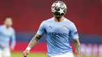Wajah bek Manchester City, Kyle Walker, tertutup bola saat melawan Borussia Moenchengladbach pada laga Liga Champions di Puskas Arena, Kamis (25/02/2021). City menang dengan skor 2-0. (AP/Laszlo Balogh)