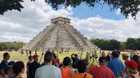 Sejumlah turis mengunjungi Piramida Kukulcan di situs arkeologi Maya Chichen Itza di Negara Bagian Yucatan, Meksiko (13/2). Chichen Itza adalah suatu Situs Peradaban Maya di Meksiko pada abad 800 SM. (AFP Photo/Daniel Slim)
