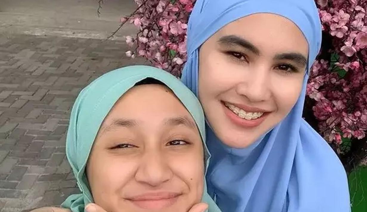 Ini dia anak sambung Kartika Putri bernama Syarifah Syahra. Syarifah Syahra saat ini sekolah di Yaman dan potretnya curi perhatian. Ia selalu dekat dengan Kartika Putri saat sedang berada di Indonesia untuk liburan sekolah. (Liputan6.com/IG/kartikaputriworld)