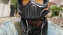 Gaya kece Arbani Yasiz saat motoran banjir like dan komentar dari netizen. Pemeran terbaru Dilan ini sangat kece dengan helm kekinian dan kacamata yang gaul. Foto ini pun ramai dipuji oleh fans Arbani yang terpesona akan ketampanan Arbani. (Liputan6.com/IG/arbaniyasiz)