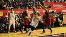 Pebasket Satria Muda Britama Jakarta, Erick Sebayang (kedua kanan) berusaha melewati hadangan pemain Stadium Jakarta di laga NBL Championship 2015, Sabtu (2/5/2015). Satria Muda unggul tipis 61-59 atas Stadium Jakarta. (Liputan6.com/Helmi Fithriansyah)