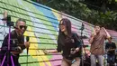 Mereka menjadikan media sosial sebagai wadah utama untuk unjuk bakat, berinteraksi, dan membangun karier. Tampak dalam foto, para penyanyi dalam jaringan (daring/online) menggunakan dinding berwarna-warni sebagai latar belakang tampil untuk menarik penonton agar memberikan donasi digital selama siaran langsung mereka di situs media sosial, Bandung, Jawa Barat, pada Jumat 8 Mei 2026. (Timur Matahari/AFP)