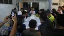 Peti jenazah penyanyi Mike Mohede dimasukkan ke dalam rumah duka di kawasan Bintaro, Tangerang Selatan, Minggu (31/7). Mike Mohede dinyatakan meninggal sekitar pukul 18:02 WIB lantaran terkena serangan jantung. (Liputan6.com/Angga Yuniar)