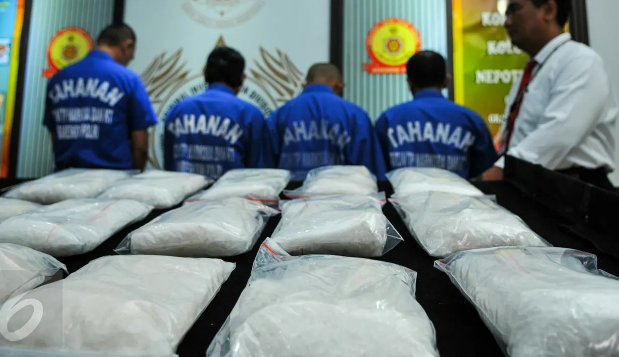 Barang bukti berupa 15kg sabu yang berhasil diamankan Dirtipid Narkotika Polri, Jakarta, Rabu (13/4). Polisi berhasil mengungkap sindikat internasional narkotika jenis sabu yang dikendalikan oleh napi lapas di Jawa Tengah. (Liputan6.com/Yoppy Renato)