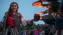 Prosesi upacara ritual pagan kuno yang digelar di dekat desa Glubokovo, Rusia (24/6). Upacara ini digelar untuk merayakan titik balik matahari di musim panas yang biasa disebut 'Kupala'. (AFP Photo/Andrei Borodulin)